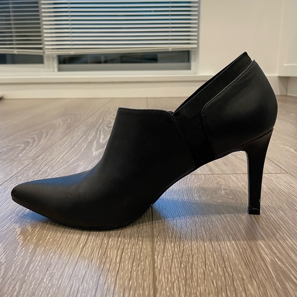 Size 8.5 Calvin Klein heeled ankle booties - Picture 5 of 8